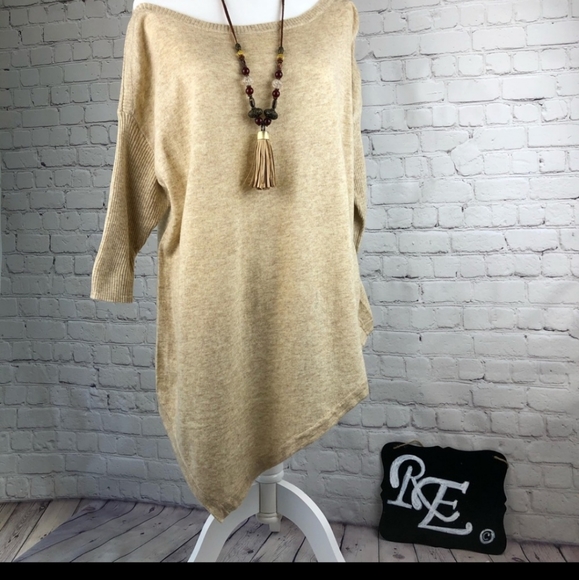 Light weight boat neck sweater. Necklace not included - Picture 2 of 5